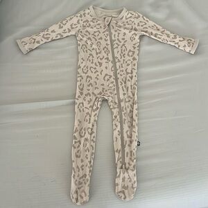 Kyte Baby footie in Oat Leopard. 6-12M